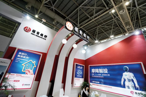 (招商银行算是银行业智能投顾的先行者,其在2016年底上线“摩羯智投”。图/视觉中国) ,投资人,创始人,微软,机器人,大数据,AI理财增长势如破竹,中产崛起、资管变革遇瓶颈