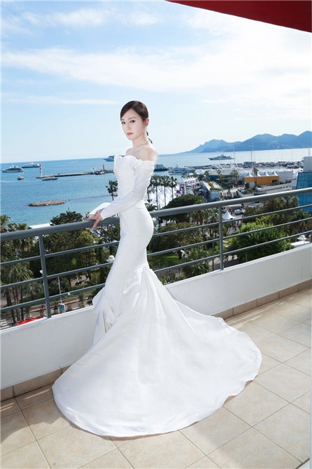 20180516111919980558.jpg ,秦岚亮相戛纳红毯 露肩鱼尾裙尽显优雅大气