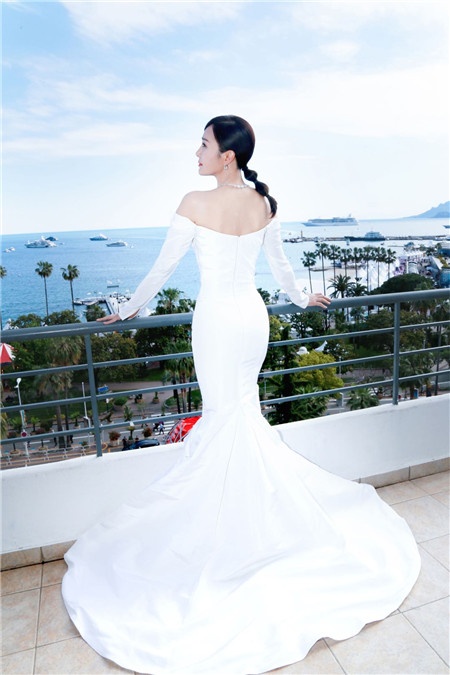 20180516111936883726.jpg ,秦岚亮相戛纳红毯 露肩鱼尾裙尽显优雅大气