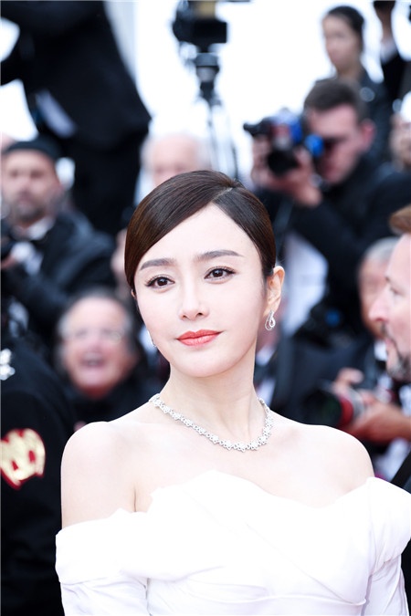 20180516112006918274.jpg ,秦岚亮相戛纳红毯 露肩鱼尾裙尽显优雅大气