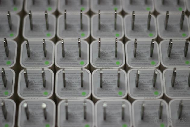 iPhone使用多年的标配5W充电器,早期版本因底部有个绿点而闻名 ,苹果,iPhone,没有万一今年苹果“小绿点”充电器就该退隐了