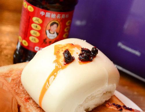 ,老干妈是怎样做出来的：您有一瓶新鲜出炉的老干妈待领取，请注意查收！