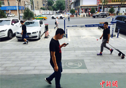 ,线街头现低头族专用通道