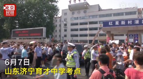 ,儿子高考，父亲门口执勤