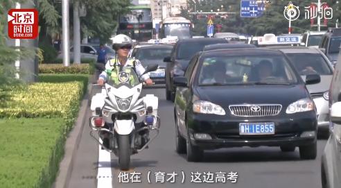 ,儿子高考，父亲门口执勤