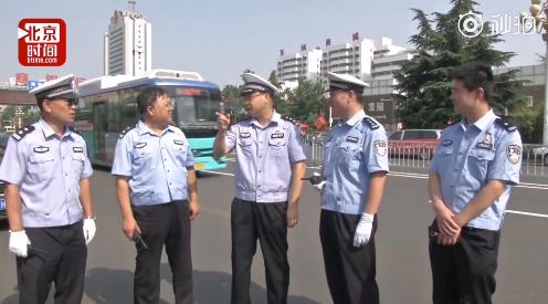 ,儿子高考，父亲门口执勤