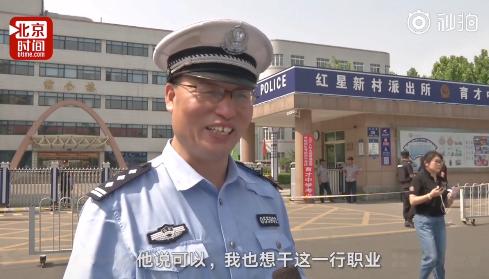 ,儿子高考，父亲门口执勤