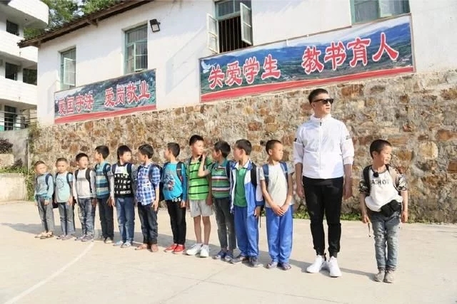 t0109a65033bc1f04e4.webp.jpg ,《极限挑战》未播花絮证明张艺兴清白,但节目组人员却摆起架子!