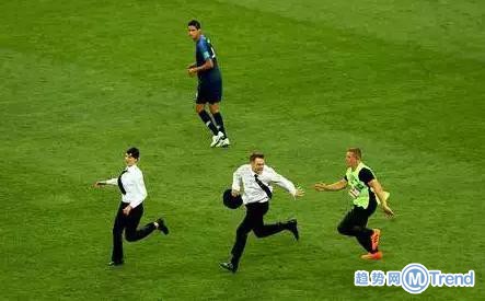 今日热点：四名球迷冲进球场 巴黎狂欢发生暴 乱