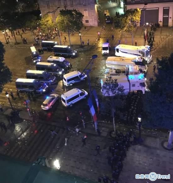 今日热点：四名球迷冲进球场 巴黎狂欢发生暴 乱