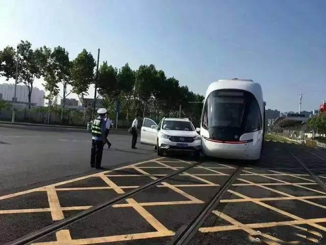 2e85bcdf-98e6-4c9f-833f-3a9d029ef235.jpg ,武汉有轨电车又被撞,是设计缺陷还是不守规则