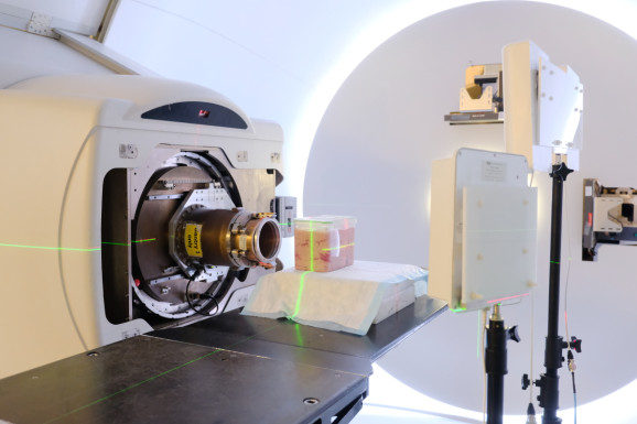 The-team-tested-the-system-on-chicken-fat-and-found-that-they-could-track-tumors-with-in-body-microchips.-Credit_-MIT-CSAIL.-.jpg ,麻省理工学院的研究人员正在开发一种人工智能,可以通过无线信号跟踪体内的传感器