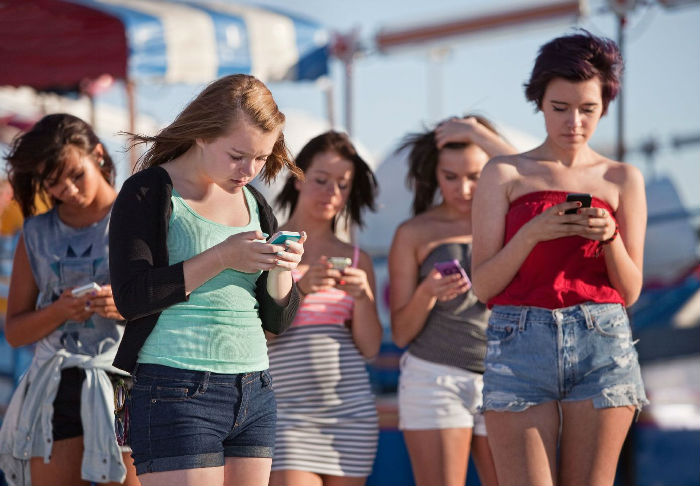 ,大多数美国青少年正在采取措施限制智能手机和社交媒体的使用
