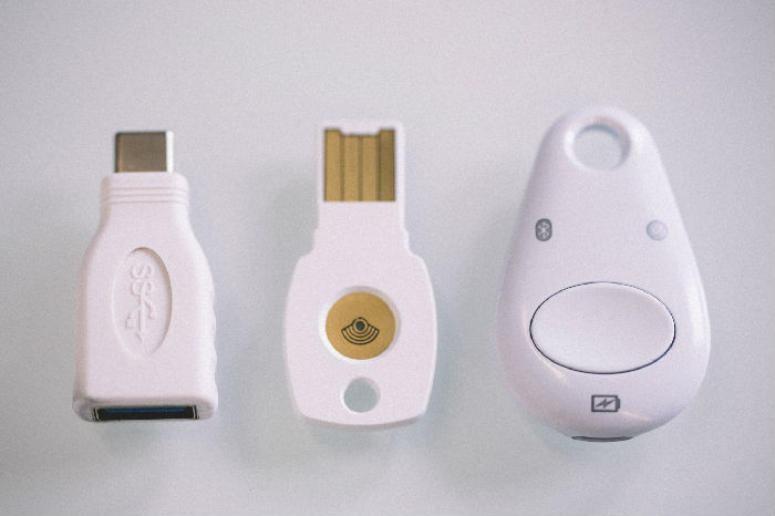 USB- c到USB- a连接器(左),Titan USB密钥(中),Titan蓝牙密钥(右) ,黑客,谷歌,这是谷歌的泰坦安全密钥