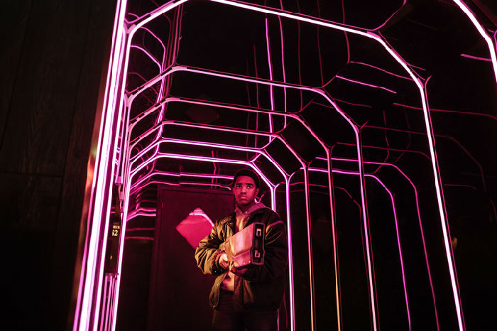 KIN_EliGunPinkStripclubWide-1440x960.jpg ,如果你不能选择你的家人,希望你能找到太空武器