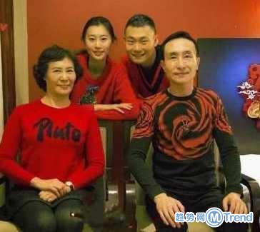 今日热点：巩汉林全家福曝光 英女王丈夫菲利普开车被撞