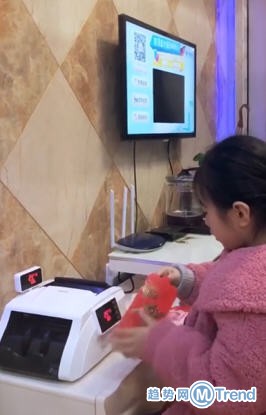 今日热点:买了枚玻璃戒指 点钞机数压岁钱