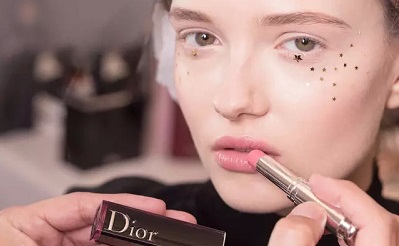 ,春夏时尚必备的气质口红颜色推荐！软化你的心