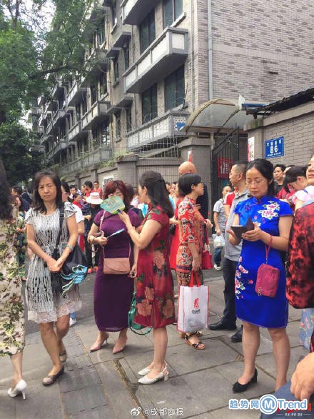 今日热点：列车为高考生调度 家长穿旗袍送考