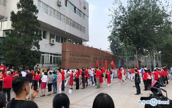 今日热点：列车为高考生调度 家长穿旗袍送考