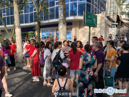 今日热点：列车为高考生调度 家长穿旗袍送考