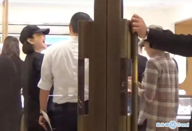 今日热点:林青霞亲吻型男 曹云金唐菀疑离婚