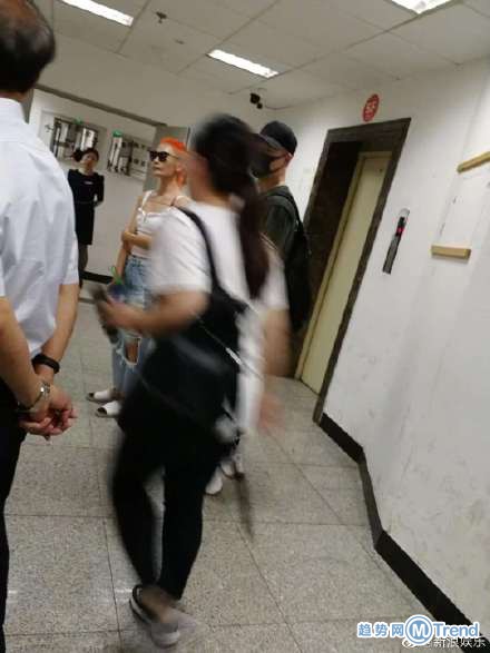 今日热点:林青霞亲吻型男 曹云金唐菀疑离婚