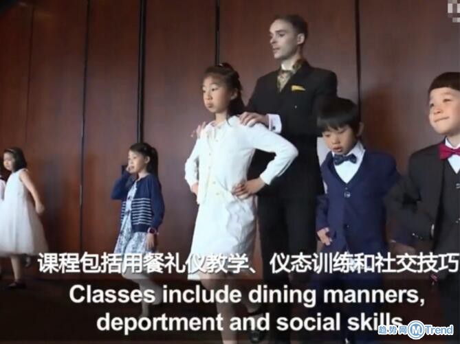 今日热点：一次礼仪课2688元 大学毕业摆摊被斥
