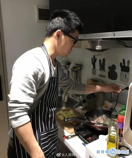 今日热点：腾讯32款游戏退市 25岁博士奶爸