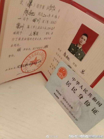 ,被接到荆州男子父亲停职 穿警服奔驰男闯关事件后续