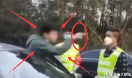 ,被接到荆州男子父亲停职 穿警服奔驰男闯关事件后续