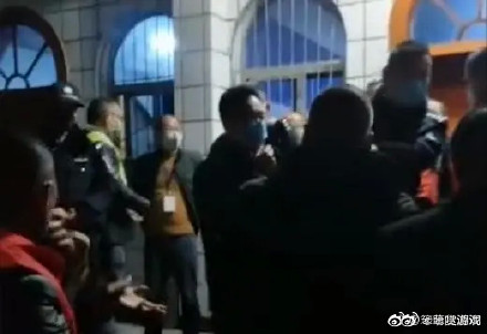 ,被接到荆州男子父亲停职 穿警服奔驰男闯关事件后续