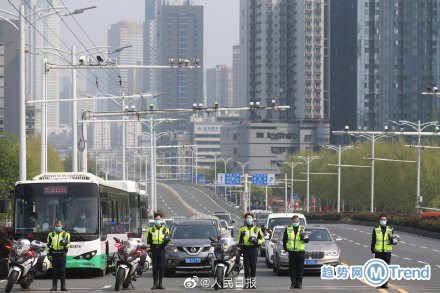 热点:全中国默哀三分钟 北京街头行人止步车辆鸣笛