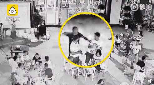 ,公司越野赛不许带手机6人失联！饭后抢买单被朋友打倒在地