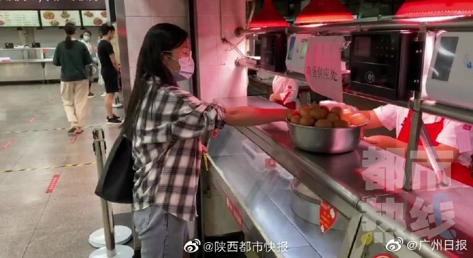 ,热点：山东小学生复课带大葱 高校给学生发免费鸡蛋券