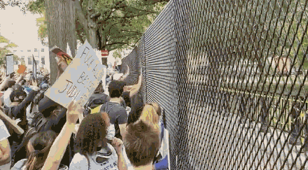 白宫周围街区被军队警察封锁 黑人见义勇为阻止抢劫反被铐住