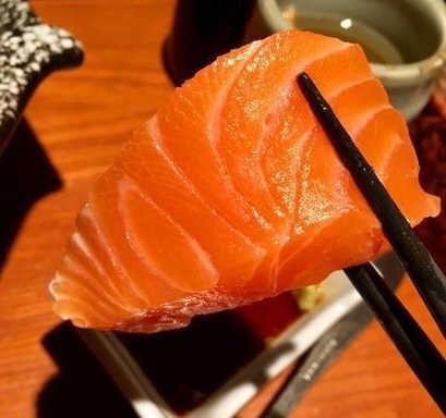 ,三文鱼应无罪但暂时不要生吃 北京商超连夜下架三文鱼