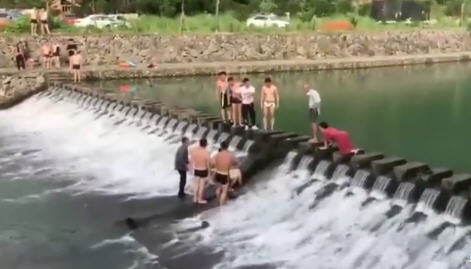 13岁女孩游泳被吸入排水管身亡 13岁女孩游泳被吸入排水管身亡