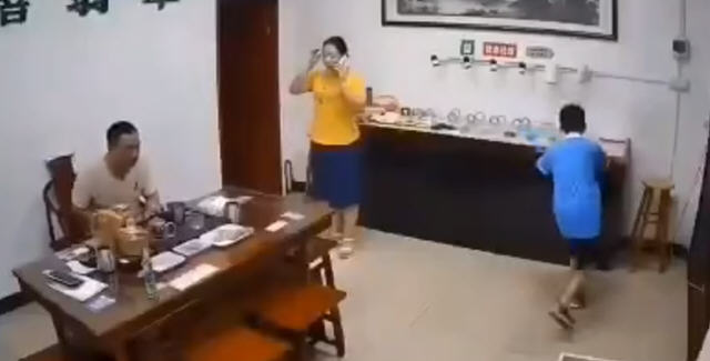 热点：店主回应熊孩子尬舞扯翻一桌翡翠 学校通报男教师不雅视频事件