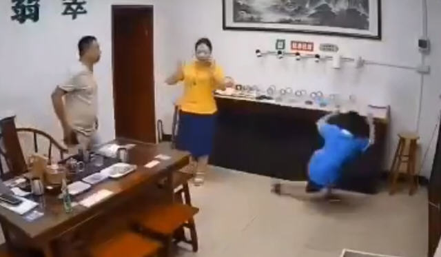 热点：店主回应熊孩子尬舞扯翻一桌翡翠 学校通报男教师不雅视频事件