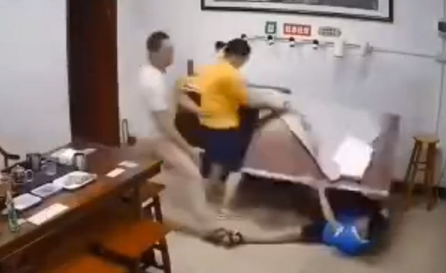 热点：店主回应熊孩子尬舞扯翻一桌翡翠 学校通报男教师不雅视频事件