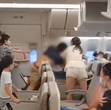 热点：父亲暴打儿子并发视频至班级群 东航回应机舱内两男子打架