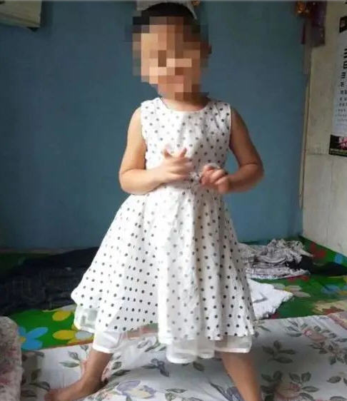 热点：警方通报5岁女童被邻居带走一夜 42克金手镯洗完只剩20克