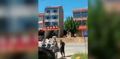 热点：女子举报多名官员放贷牟利并受贿 河南周口4层楼房突然坍塌