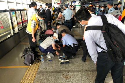 热点：男子地铁站内晕倒抢救无效离世 国航客机内有乘客自杀身亡