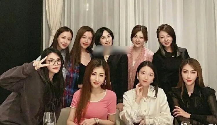 热点：Angelababy回应合照站位 被称现实版三十而已