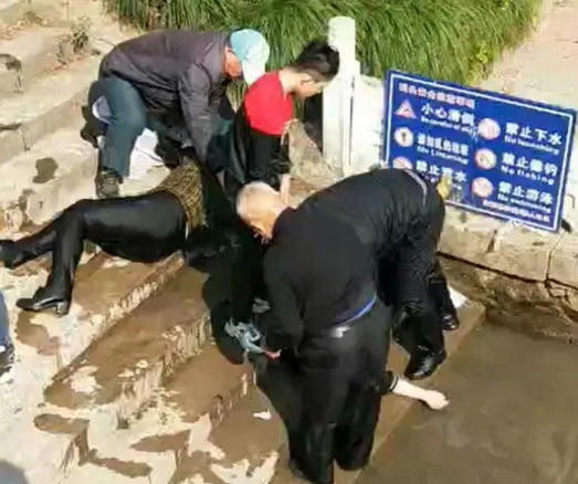 男子自称残疾军人无证占座还骂人！73岁老人跳河救起一家4口