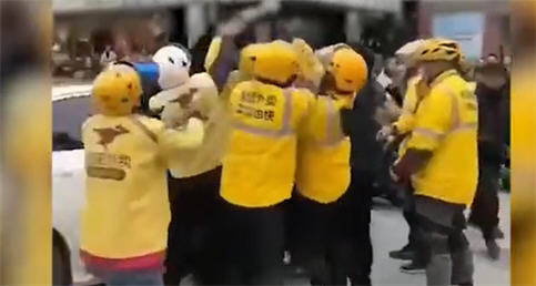 美团外卖员群殴奔驰车主！黑龙江一职高学生斗殴被捅身亡