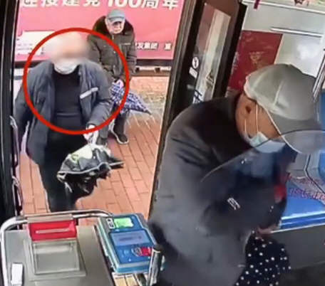 小偷尾随老人偷8000元退7500！张家界通报导游骂游客骗吃骗喝