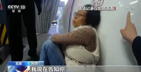 刚收到制氧机印要对抗中国？大兴机场一女子冲闯登机口被行拘